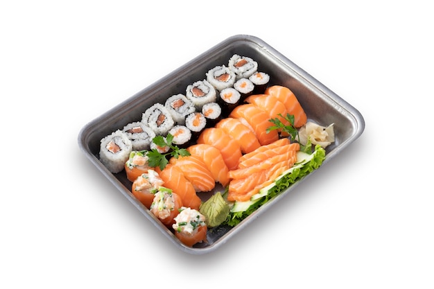 写真 寿司と刺身は灰色の容器に入れて配られました。白色の背景。
