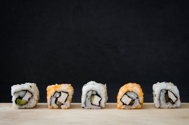 sushi assortiment op zwart