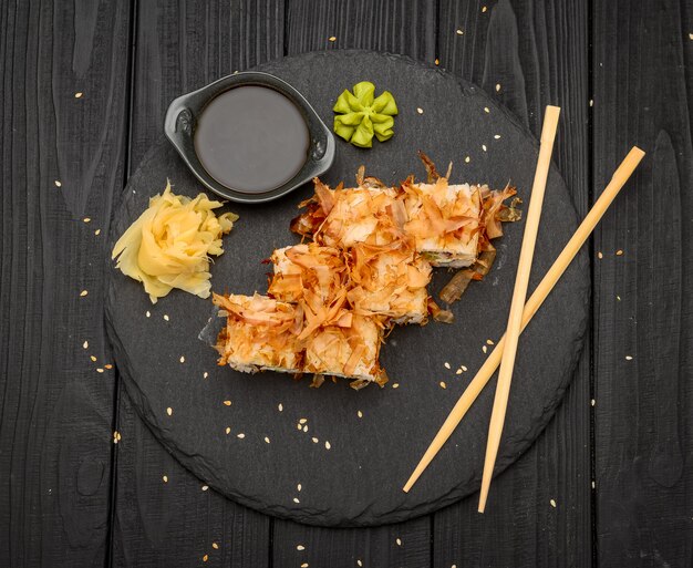 Sushi Bonito met zalm, kaas en tonijnchips