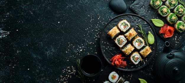 Sushi Bonito met zalmkaas en tonijnchips Traditionele Japanse sushi rollen