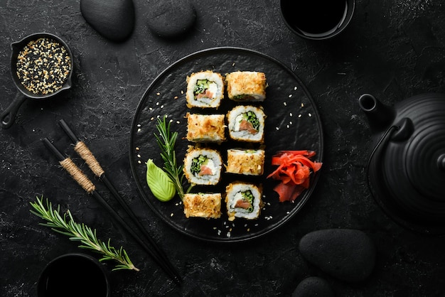 Sushi Bonito met zalmkaas en tonijnchips Traditionele Japanse sushi rolls