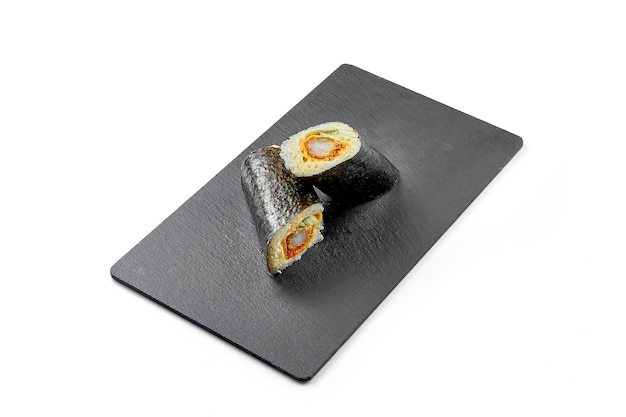 Sushi burrito met garnalen in nori op zwarte bord Close-up selectieve aandacht Witte achtergrond