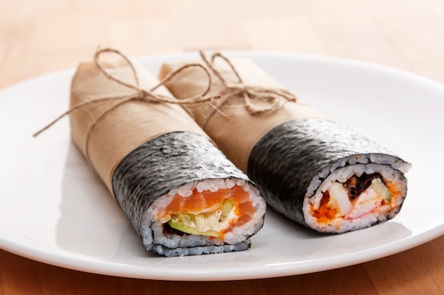 Foto sushi burrito - nuovo concetto di cibo alla moda