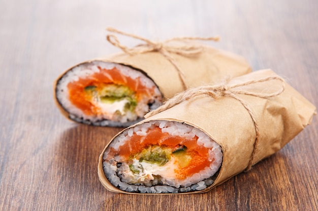 写真 寿司ブリトー-新しいトレンディな食品のコンセプト