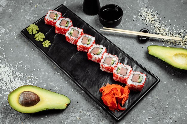 Photo sushi california roll with tuna in caviar.