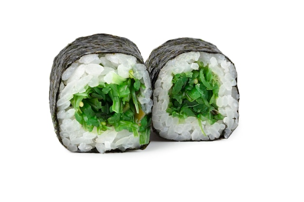 白い背景に隔離された寿司クローズアップ ノリ海藻寿司と米とチュカ