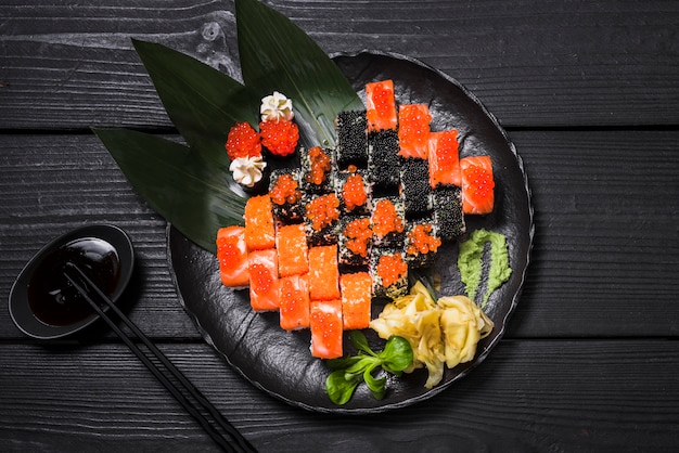 Foto piatto di sushi al ristorante asiatico