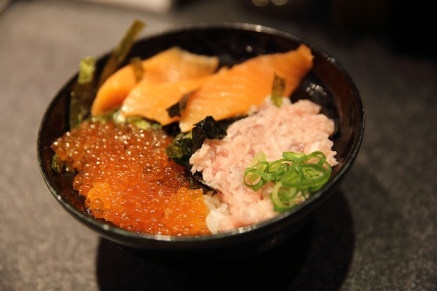 寿司丼、生鮭マグロ、キャビアご飯