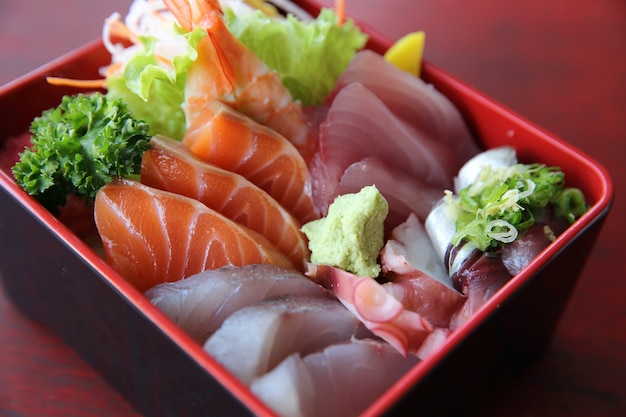 寿司丼、生鮭マグロのタコご飯