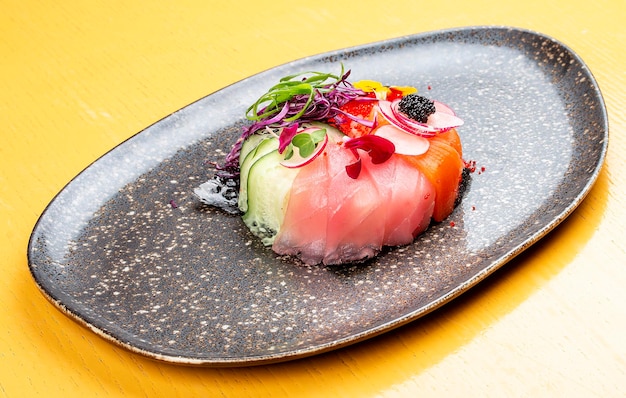 Foto ciambella di sushi su un piatto di ceramica tendenza sushi cibo creativo