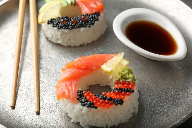 Sushi donuts met stokjes en sojasaus op dienblad