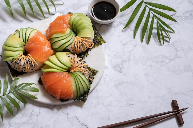 Sushi donuts met zalm avocado en komkommer op een marmeren tafel