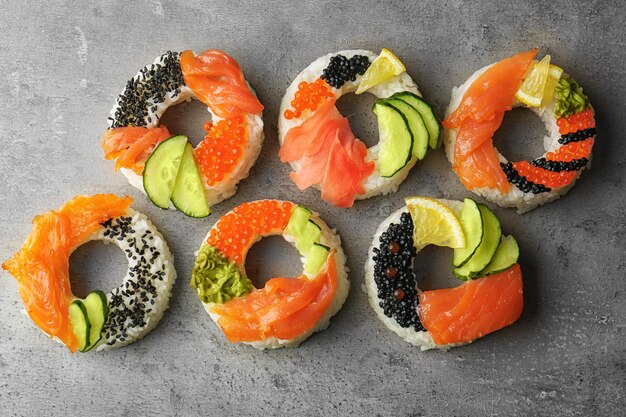 Photo sushi doughnuts on grey textured background