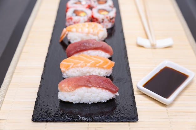 Foto sushi, een typisch japans gerecht bereid met een basis van rijst en verschillende rauwe vis.
