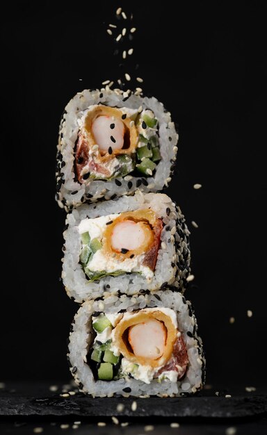 Foto sushi en broodjes gekookt op de tafel.