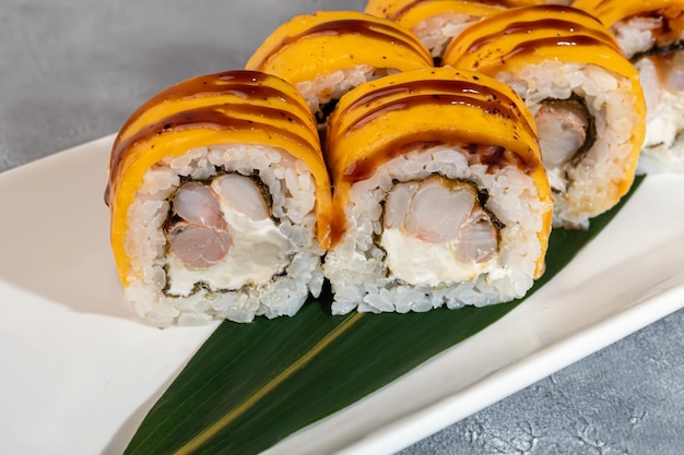 Sushi en broodjes met kaviaar garnalen en tonijn avocado op een grijze achtergrond Kopieer ruimte