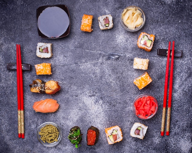 Sushi en roll ingesteld op zwarte tafel