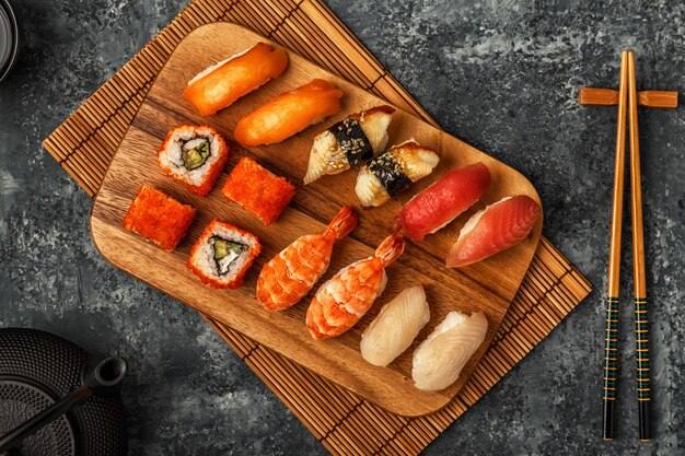 Sushi en sushi rollen op een houten bord