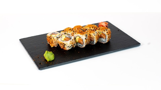 sushi en tempura met zalm en wasabi