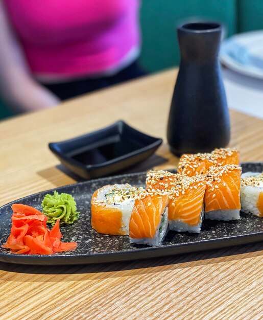Sushi eten in een Japans restaurant met hand en eetstokjes.