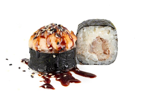 Sushi geïsoleerd op witte achtergrond Gebakken sushi bedekt met sojasaus en besprenkeld