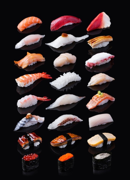 Sushi geïsoleerd op zwart