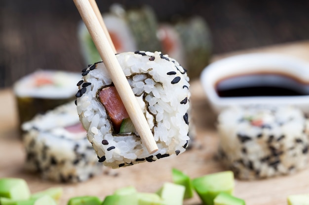 Sushi gemaakt van witte rijst, forel en avocado, kant-en-klare groenteproducten en rode viszalm