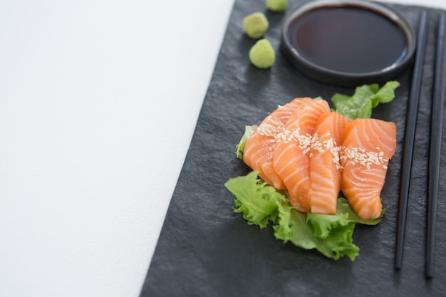 Sushi geserveerd op dienblad met stokjes