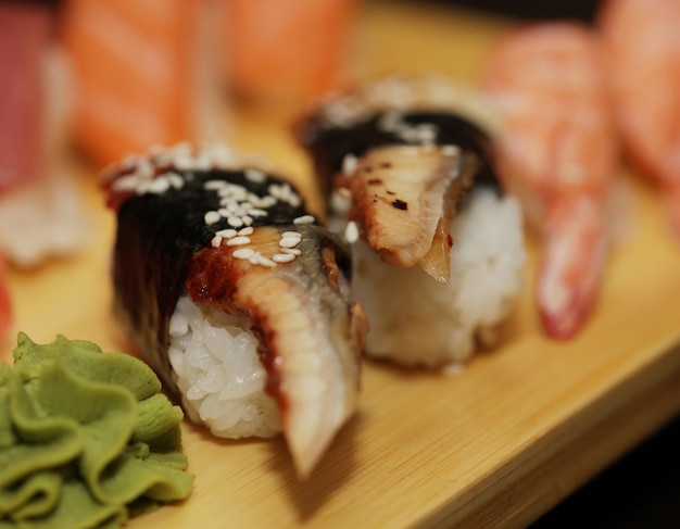 Sushi geserveerd op een houten bord