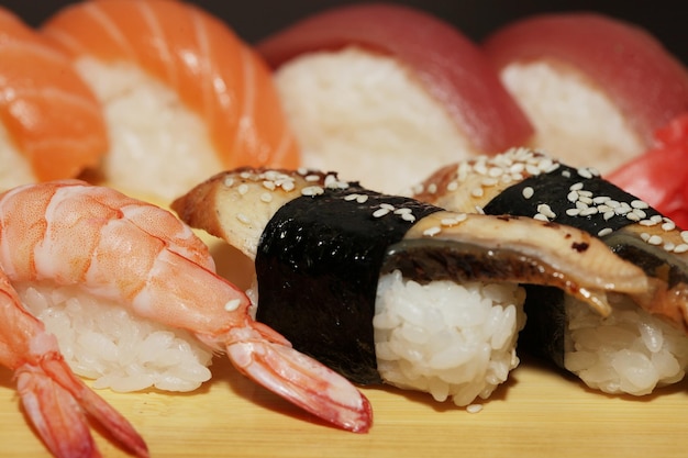 Sushi geserveerd op een houten bord