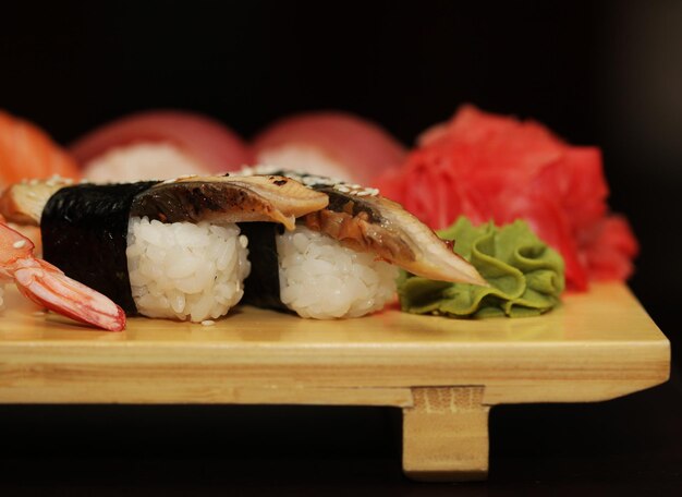 Sushi geserveerd op een houten bord