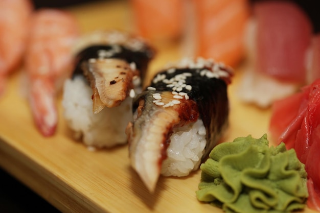 Sushi geserveerd op een houten bord