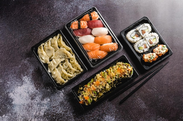 Концепция суши на вынос. Коробка на вынос с суши