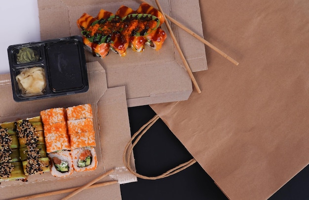 sushi in dozen en sojasaus. voedsellevering