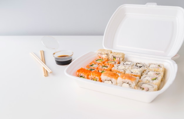 Sushi in por kom met saus