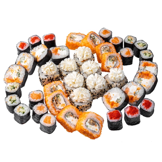 Sushi ingesteld op de witte achtergrond Close-up van heerlijk Japans eten met sushi roll