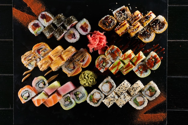 Sushi ingesteld op zwarte achtergrond