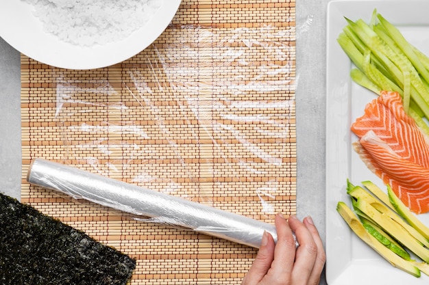 Foto vista dall'alto di disposizione degli ingredienti sushi