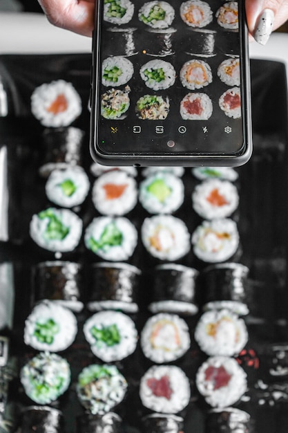 Sushi instellen close-up op zwarte achtergrond Traditionele Japanse zeevruchten Heerlijke roll Advert