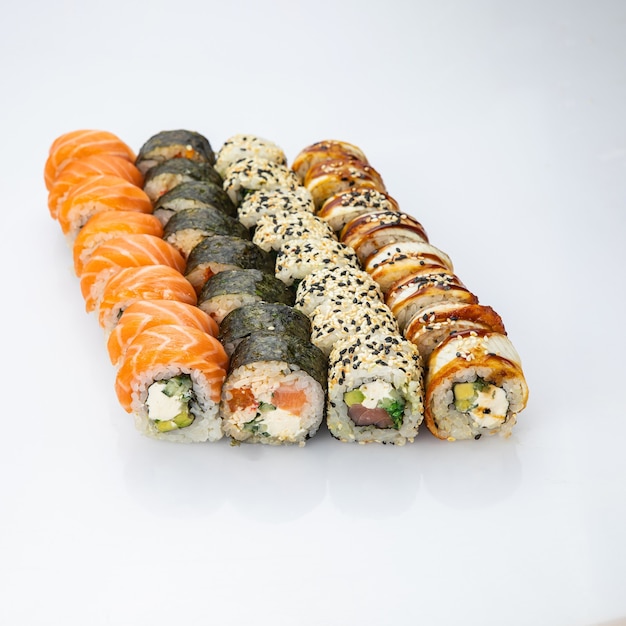 Sushi instellen. Japanse sushi set. Diverse soorten rollen. Bovenaanzicht.