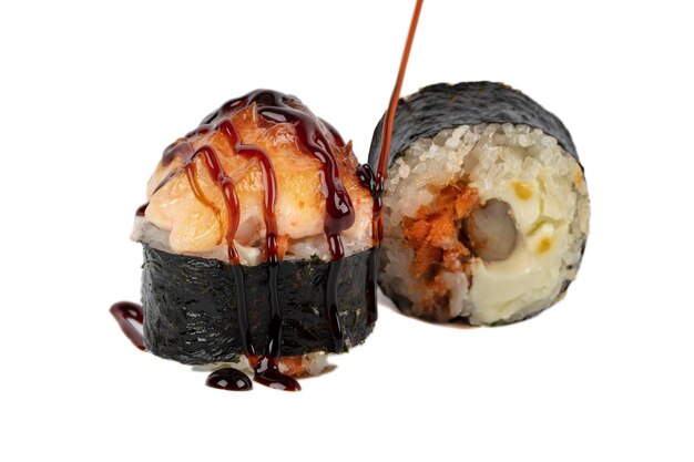 Foto sushi isolato su sfondo bianco sushi al forno con salsa di soia