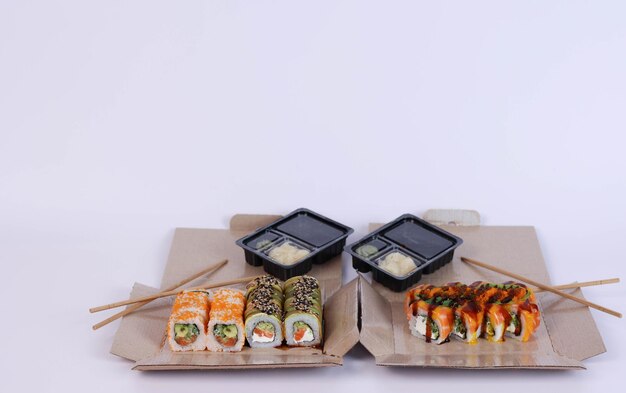 sushi ligt in dozen op een witte achtergrond. Levering