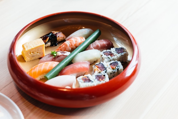 Foto sushi-lunchset inclusief zalm, blauwvintonijn, inktvis, garnaal, hamachi, unagi en tamagoyaki.