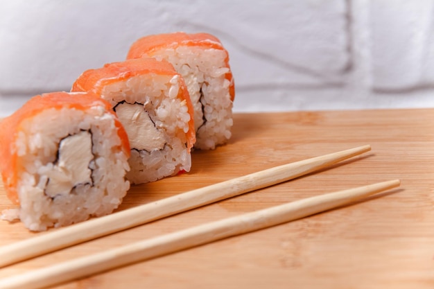 Sushi maki broodjes met stokjes op bamboe tafel