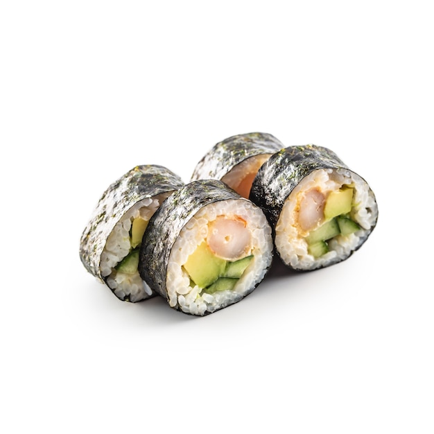 Sushi maki diversi tipi isolati su sfondo bianco.