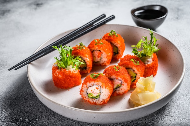 Sushi Maki roll met avocado en garnalenvlees. Grijze achtergrond. Bovenaanzicht