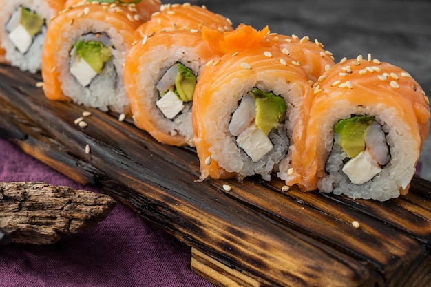 Sushi maki roll met kaas, avocado, komkommer, sesam en zalm buiten.