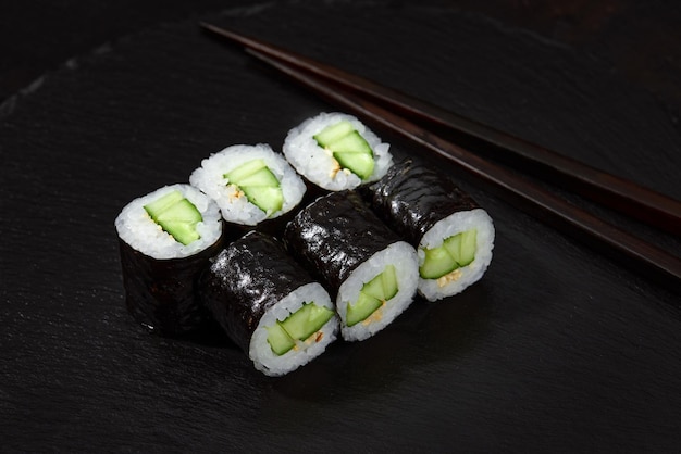 Sushi Maki rolt komkommer Verse hosomaki stukjes met rijst en nori Close Up van heerlijk Japans eten met sushi roll