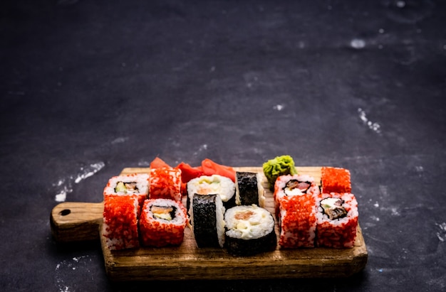 Sushi maki set composizione di cibo rotolo asiatico giapponese con riso preparato e frutti di mare seguendo le tradizioni