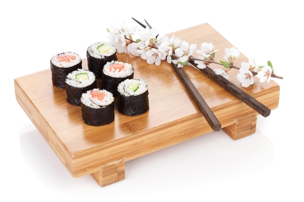 Sushi maki set met zalm en komkommer en sakura tak